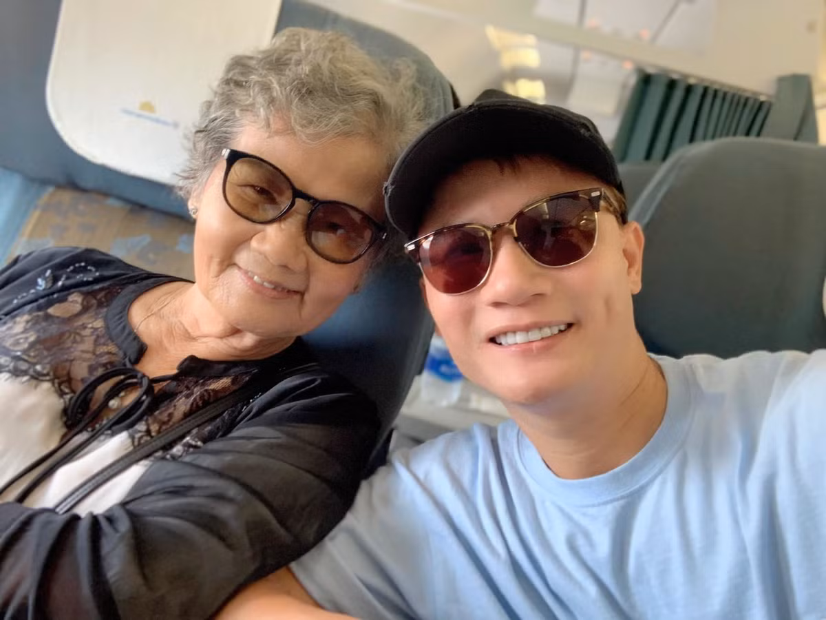 Hoàng Bách đăng tải bức ảnh bên mẹ cùng chia sẻ: "Đưa mẹ đi chơi thủ đô".