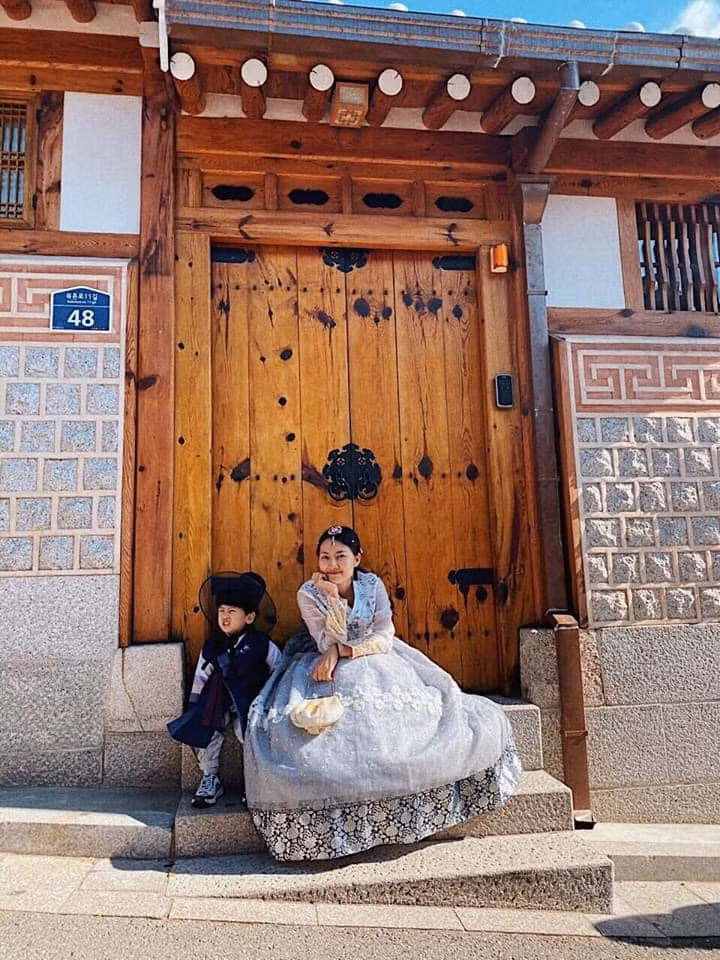 "Đi chơi nữa không bạn ơi, mình buồn chân quá rồi nè", nữ diễn viên Ngọc Lan chia sẻ lại loạt ảnh cùng con trai đáng yêu trong những chuyến du lịch.