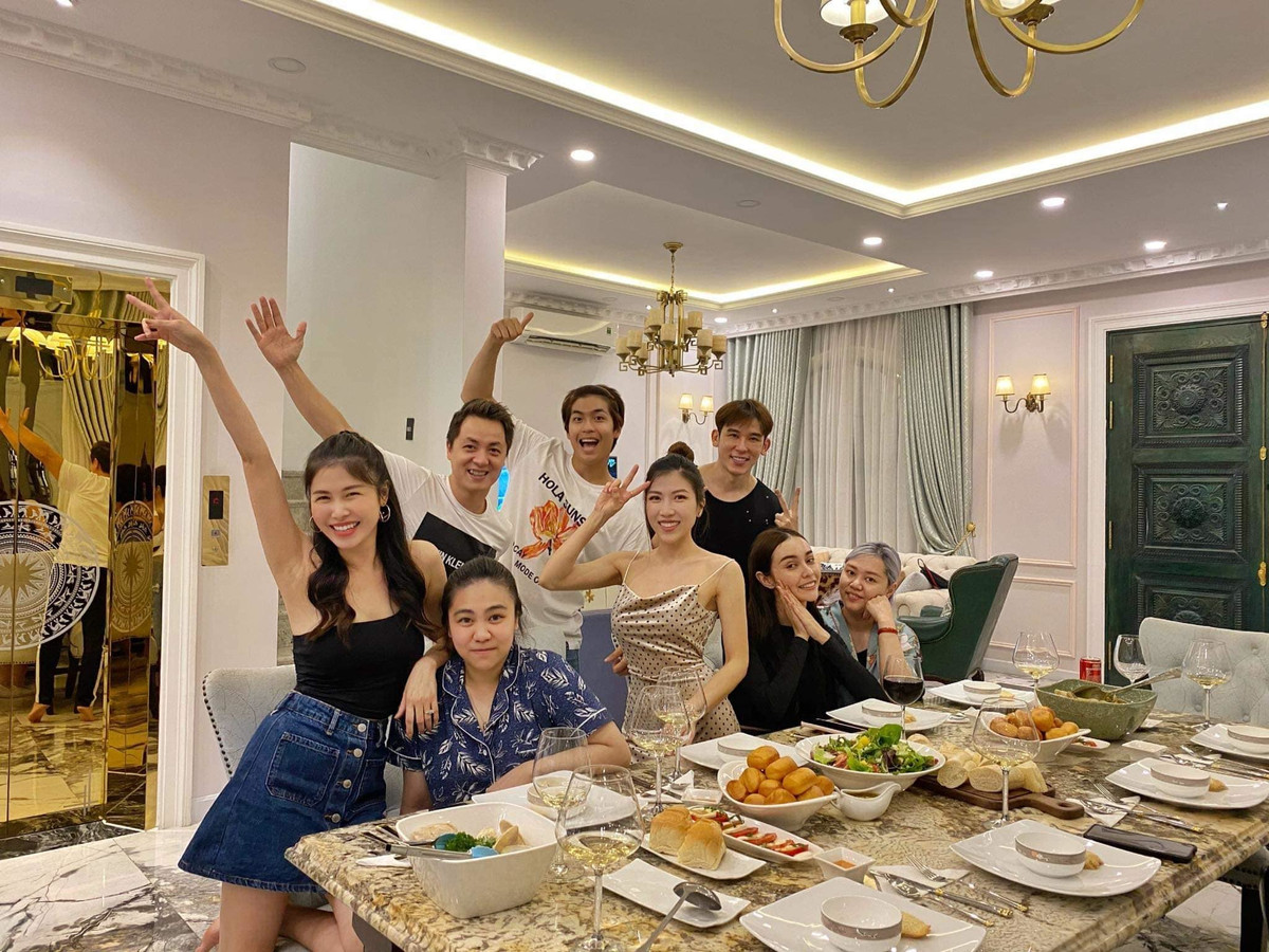 Vào dịp cuối tuần, gia đình Đăng Khôi lại mở tiệc đãi bạn bè tại nhà. Trong buổi tiệc có sự xuất hiện của vài gương mặt quen thuộc như Trang Pháp, Quốc Anh, Mlee.