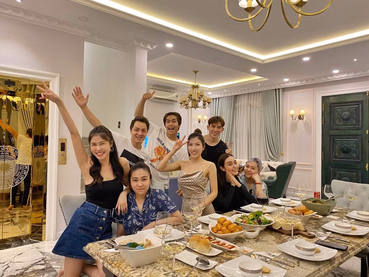 Vào dịp cuối tuần, gia đình Đăng Khôi lại mở tiệc đãi bạn bè tại nhà. Trong buổi tiệc có sự xuất hiện của vài gương mặt quen thuộc như Trang Pháp, Quốc Anh, Mlee.