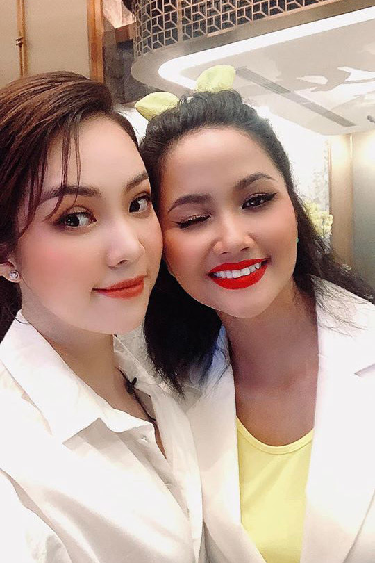 Á hậu,MC Thuỵ Vân đăng bức ảnh chụp cùng H'Hen Niê kèm chia sẻ: "Em dám chắc ai đã gặp Hen đều sẽ yêu cô ấy vì sự giản dị, chân thành - thứ mà cuộc đời này đang trở nên quý hiếm".