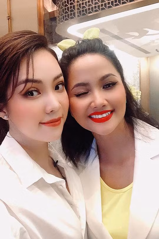 Á hậu,MC Thuỵ Vân đăng bức ảnh chụp cùng H'Hen Niê kèm chia sẻ: "Em dám chắc ai đã gặp Hen đều sẽ yêu cô ấy vì sự giản dị, chân thành - thứ mà cuộc đời này đang trở nên quý hiếm".