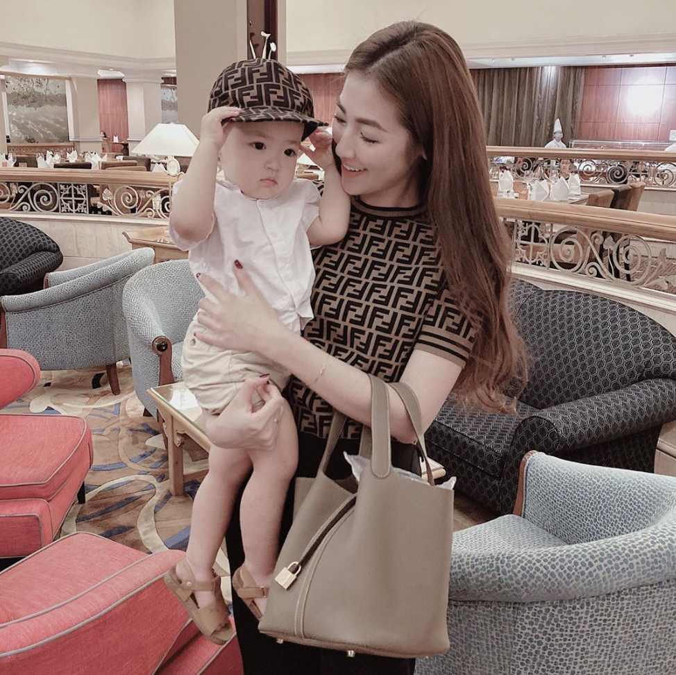 Á hậu Tú Anh hạnh phúc bên cậu con trai đáng yêu.