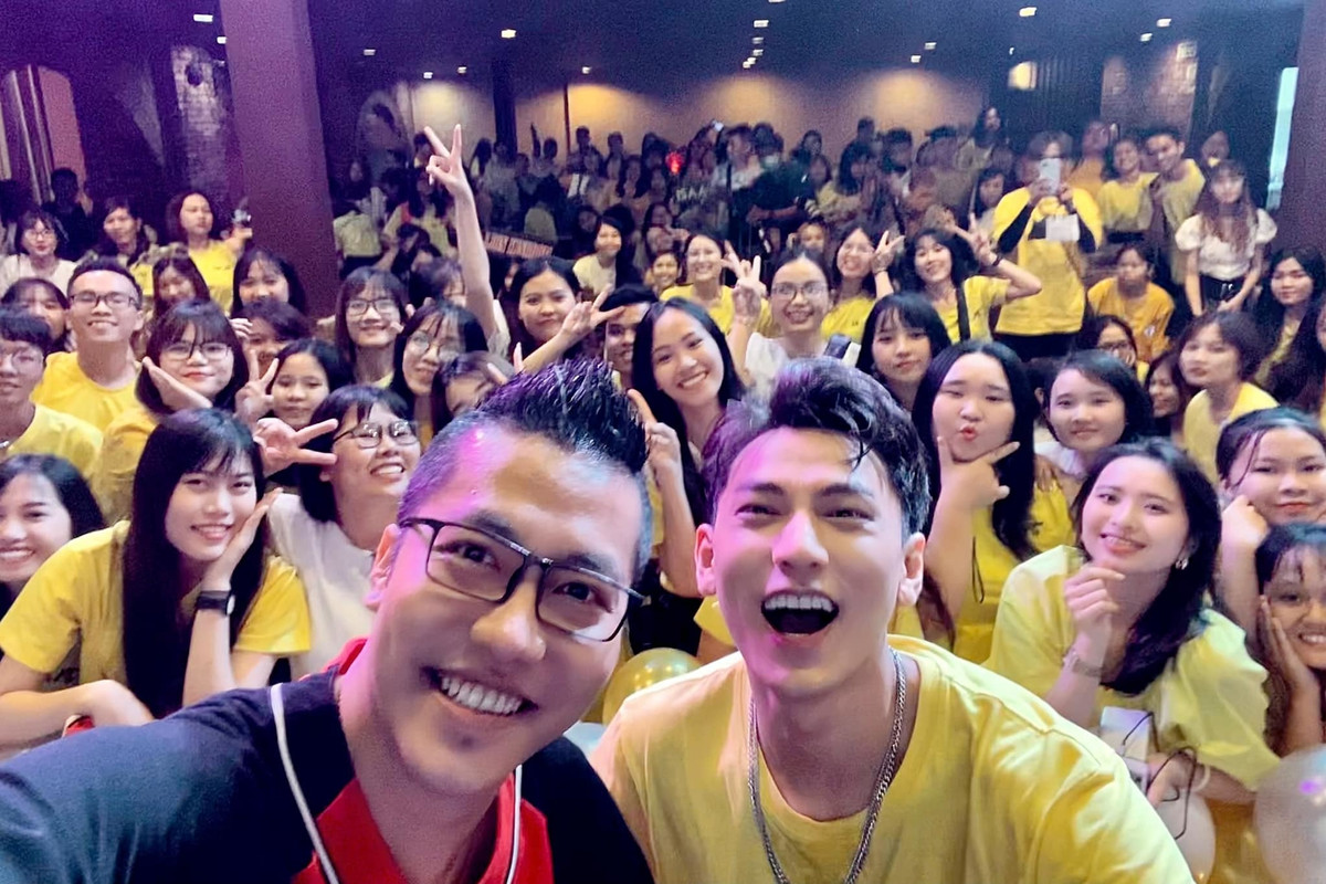 Hoàng rapper khoe bức ảnh chụp cùng Isaac trong buổi họp fan của nam ca sĩ. "Isaac đáng yêu dễ thương quá mấy chế ơi, suốt bao năm vẫn vậy! Tôi mà là con gái là tôi cua ảnh liền! Ảnh đang ế quá mà. Bữa nay tui được Isaac ôm hôn thắm thiết, thổn thức chắc khỏi ngủ quá", anh dí dỏm.