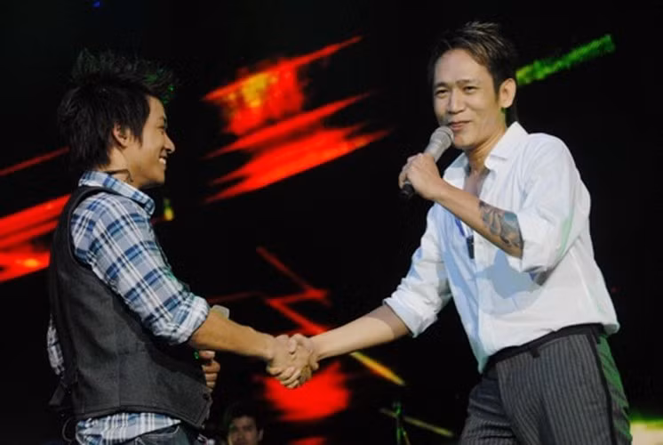 Giọng ca "Kiếp đỏ đen" còn có không ít phát ngôn sốc, đụng chạm đến đồng nghiệp. Duy Mạnh từng chửi xéo Tuấn Hưng là “kẻ vô ơn”, “ăn cháo đá bát”.