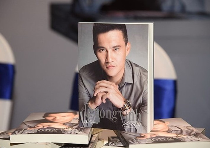 Duy Mạnh cũng từng có phát ngôn "sốc" về việc ra mắt tự truyện của cầu thủ Lê Công Vinh. "Anh chỉ đọc tự truyện của Putin, Trump hoặc của Mike Tyson chứ mấy người Việt Nam chẳng có cái gì đáng để đọc và học hỏi những điều bổ ích", nam ca sĩ bảy tỏ.