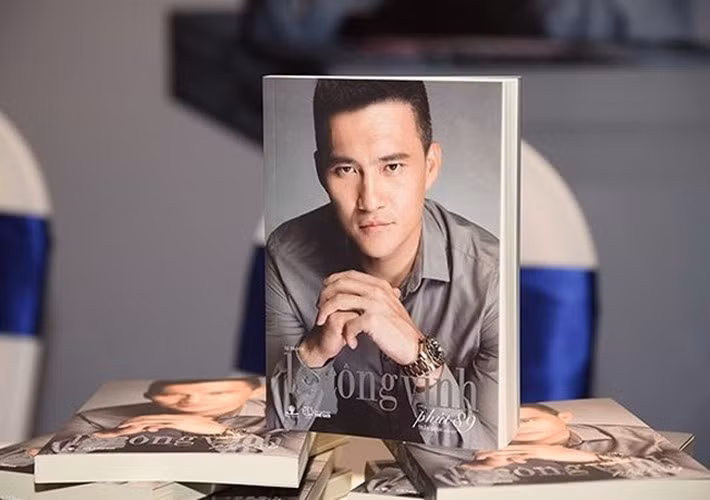 Duy Mạnh cũng từng có phát ngôn "sốc" về việc ra mắt tự truyện của cầu thủ Lê Công Vinh. "Anh chỉ đọc tự truyện của Putin, Trump hoặc của Mike Tyson chứ mấy người Việt Nam chẳng có cái gì đáng để đọc và học hỏi những điều bổ ích", nam ca sĩ bảy tỏ.