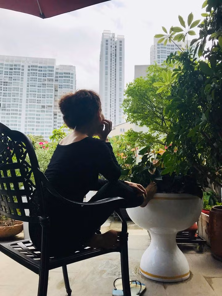 "Mỗi sáng mai thức dậy, được chạy ra ngắm sân thượng xanh mướt, bưởi đong đưa, quất chín vàng, rau xanh đang ươm lá, mùi hương hoa trái nhẹ nhàng thanh khiết, tiếng chào của những đứa cháu thức dậy sớm: 'Chào bà nội buổi sáng'. Tiếng chúng cãi vã giành nhau đi bộ trước sau sao mà yêu thế.