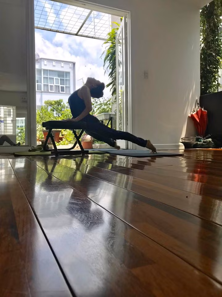 Tuổi đã cao nhưng mẫu thân Hồ Ngọc Hà vẫn rất trẻ trung, sành điệu.