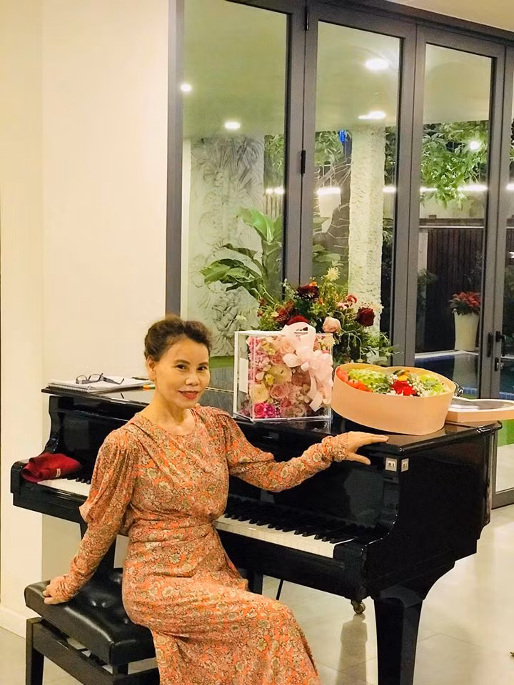 Mới đây, mẹ đẻ Hồ Ngọc Hà bật mí cuộc sống của mình bên gia đình. Theo lời mẫu thân "nữ hoàng giải trí", cuộc sống của bà hiện tại rất thư giãn, thoải mái trong không gian yên bình, được làm điều mình thích bên con cháu...