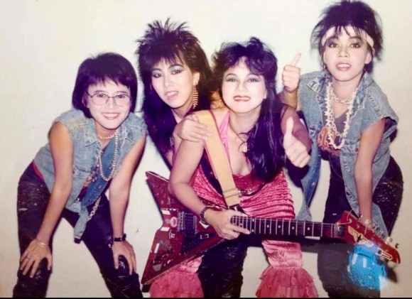 Nhan sac cua nu ca si tung duoc bau show dat coc bang vang de moi hat