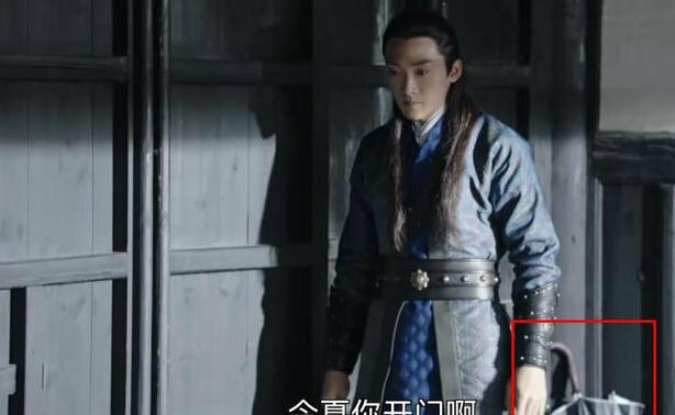 Chiếc ô thời hiện đại bị khán giả "soi" trong "Cẩm y chi hạ" khiến diễn viên trong cảnh quay này có diễn tròn vai thế nào cũng tạo cho khán giả cảm giác không thật.