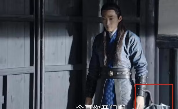 Chiếc ô thời hiện đại bị khán giả "soi" trong "Cẩm y chi hạ" khiến diễn viên trong cảnh quay này có diễn tròn vai thế nào cũng tạo cho khán giả cảm giác không thật.