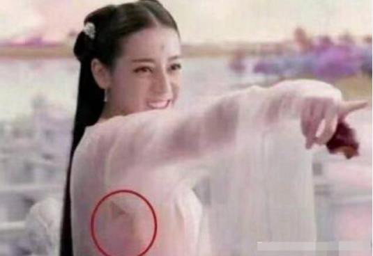 Lỗi trang phục của Địch Lệ Nhiệt Ba trên phim nhưng tổ đạo cụ phim cổ trang lại không phát hiện ra khiến khán giả "cười ngất".