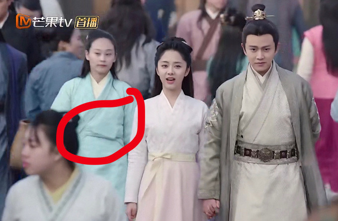 Khán giả theo dõi phim cổ trang Trung Quốc cũng phát hiện khoảnh khắc được cho là diễn viên quần chúng để điện thoại di động trong áo.