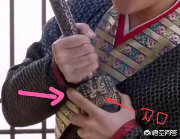 Chi tiết diễn viên cố rút kiếm nhưng một tay lại chặn bao kiếm...