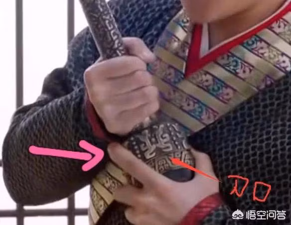 Chi tiết diễn viên cố rút kiếm nhưng một tay lại chặn bao kiếm...