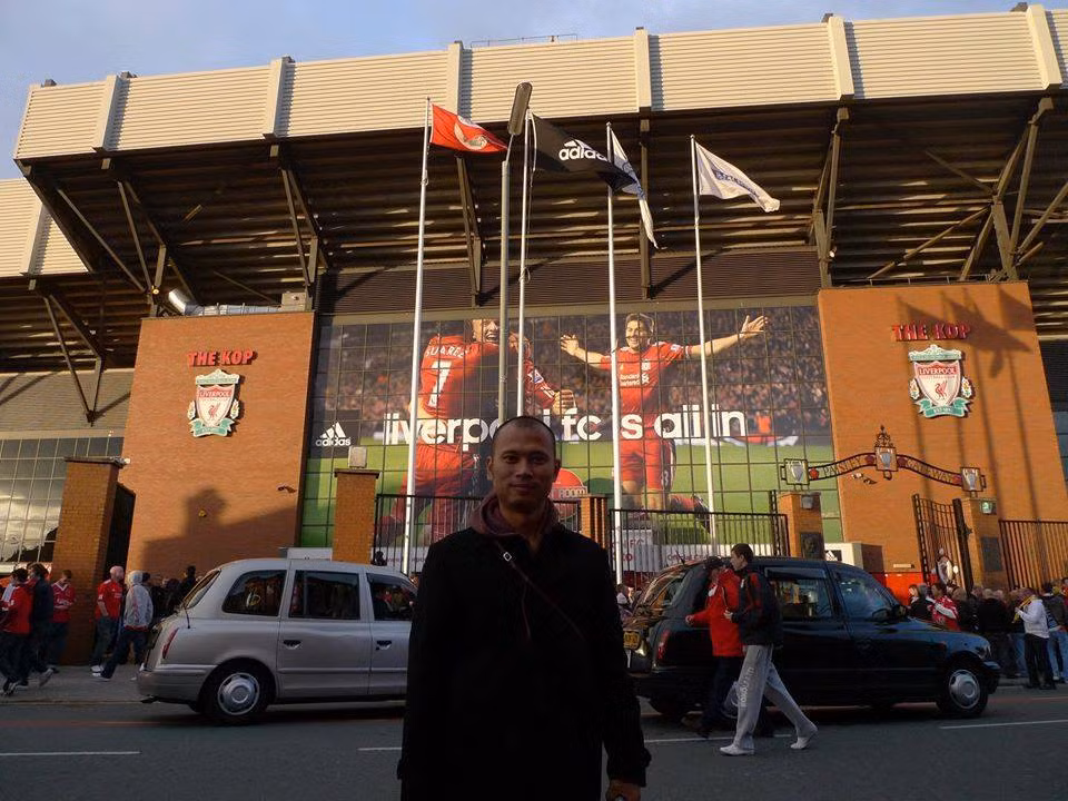 Long Vũ trong một chuyến công tác nước ngoài. Công việc gắn với Thể thao nên anh thường có những chuyến công tác xem và học hỏi các đồng nghiệp trong nghành truyền hình về thể thao.