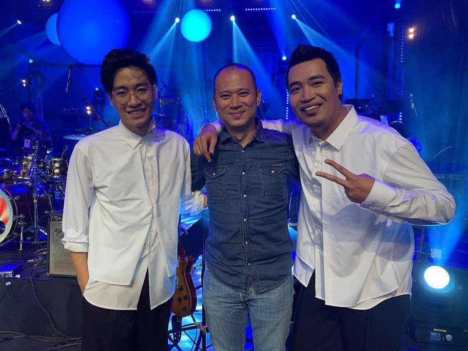 MC Long Vũ bên 2 thành viên của ban nhạc Ngọt.