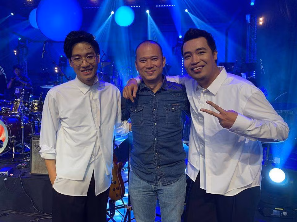 MC Long Vũ bên 2 thành viên của ban nhạc Ngọt.