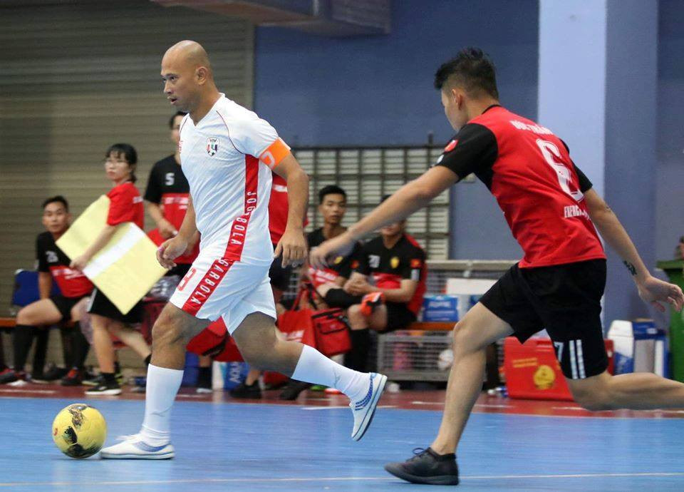 Long Vũ là người rất đam mê thể thao, đặc biệt là bóng đá nên anh luôn dành thời gian để tham gia những trận đấu giao hữu để giữ đam mê với bộ mộn này và công việc.