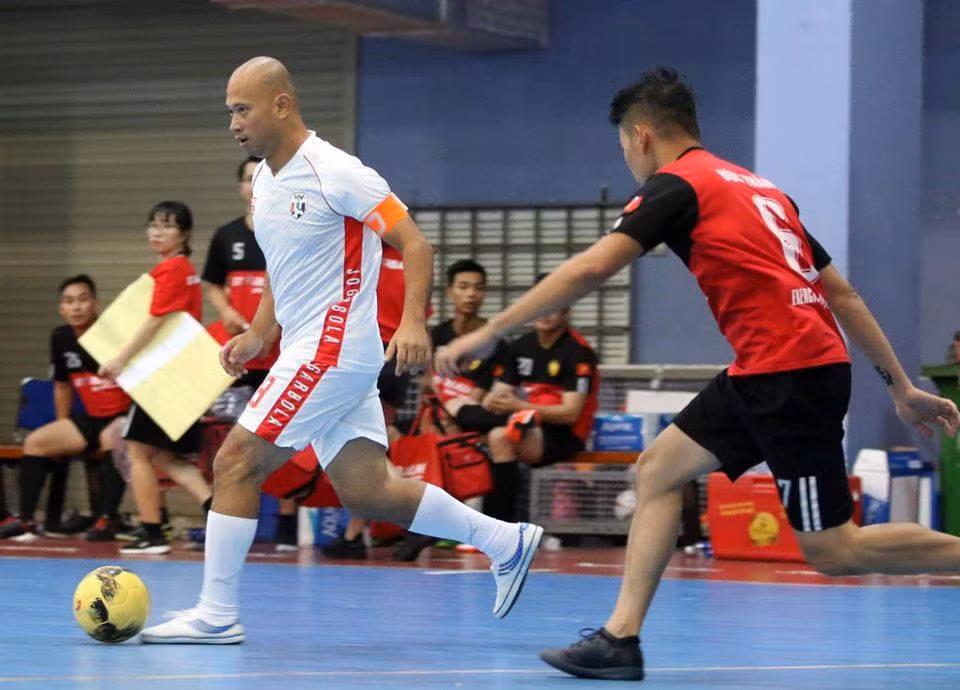 Long Vũ là người rất đam mê thể thao, đặc biệt là bóng đá nên anh luôn dành thời gian để tham gia những trận đấu giao hữu để giữ đam mê với bộ mộn này và công việc.