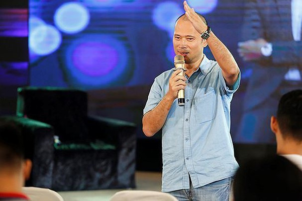 Anh không còn xuất hiện trên truyền hình nhiều như trước đây nhưng những mùa World Cup, khán giả vẫn thỉnh thoảng thấy được nghe anh bình luận khách quan khi bình luận về các đội bóng.