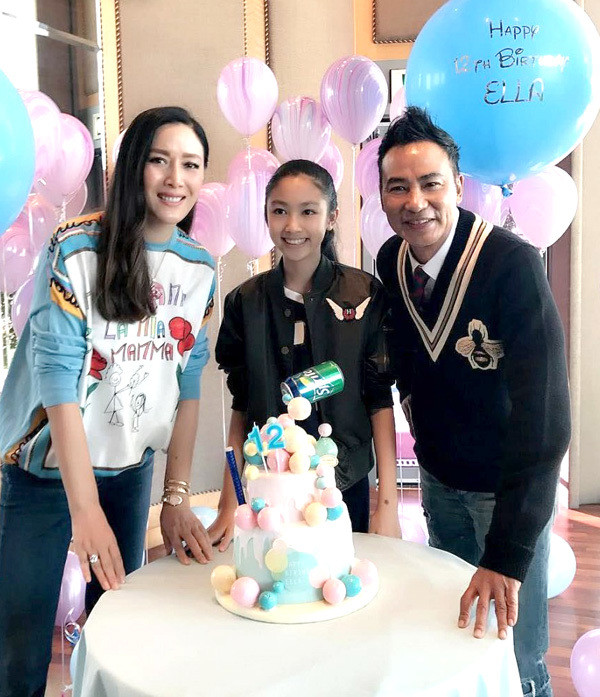 Ái nữ nhà Nhậm Đạt Hoa tiết lộ cô đặc biệt ưa thích các trang phục quần jeans, áo thun đi cùng giày thể thao năng động với các tông màu như đen, xám, trắng...