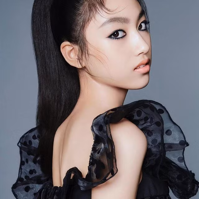 Ở tuổi còn trẻ, Tình Giai - con gái Nhậm Đạt Hoa đã được mời làm mẫu quảng cáo, chụp ảnh bìa đến từ các tạp chí, nhãn hàng danh tiếng...