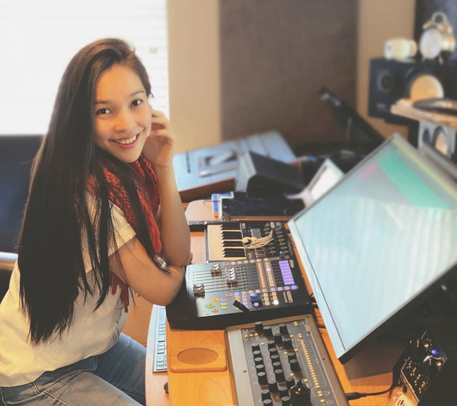 Giọng ca Nhật ký của mẹ nhiều lần tự tin khoe mặt mộc hoặc chỉ make-up nhẹ. Hiền Thục cũng tâm sự lịch trình công việc của nghệ sĩ thường kết thúc muộn, song cô luôn cố gắng ngủ sớm nhất có thể.