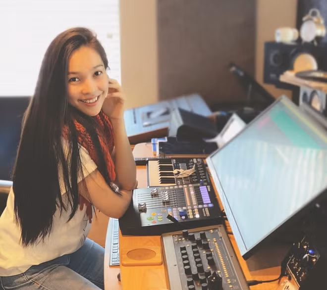 Giọng ca Nhật ký của mẹ nhiều lần tự tin khoe mặt mộc hoặc chỉ make-up nhẹ. Hiền Thục cũng tâm sự lịch trình công việc của nghệ sĩ thường kết thúc muộn, song cô luôn cố gắng ngủ sớm nhất có thể.