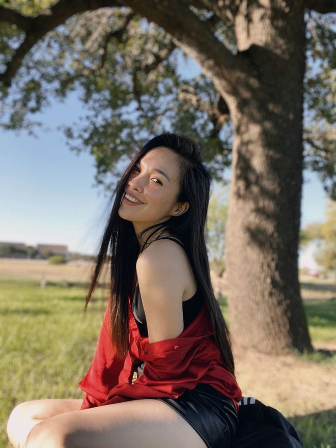 "Những hình ảnh này, Thục tự chụp cho mình, ghi lại cái thanh xuân cần giữ cho cả đời của một người phụ nữ. Có khi, khi đã đi qua đỉnh dốc cuộc đời, thì nhìn lại mình vẫn có cái để tạc dạ, để khi luống tuổi móm mém cười vẫn nhớ mình đã từng lộng lẫy thanh tân như thế", Hiền Thục chia sẻ về việc chụp hình sexy.