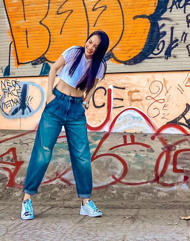 Ở tuổi 38, Hiền Thục chuộng phong cách thời trang năng động, hiện đại với những món đồ quen thuộc như quần jeans, T-shirt, giày thể thao. Cách mix trang phục đơn giản khiến nhan sắc của cô càng được nhận xét "hack" tuổi.