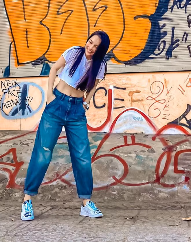 Ở tuổi 38, Hiền Thục chuộng phong cách thời trang năng động, hiện đại với những món đồ quen thuộc như quần jeans, T-shirt, giày thể thao. Cách mix trang phục đơn giản khiến nhan sắc của cô càng được nhận xét "hack" tuổi.