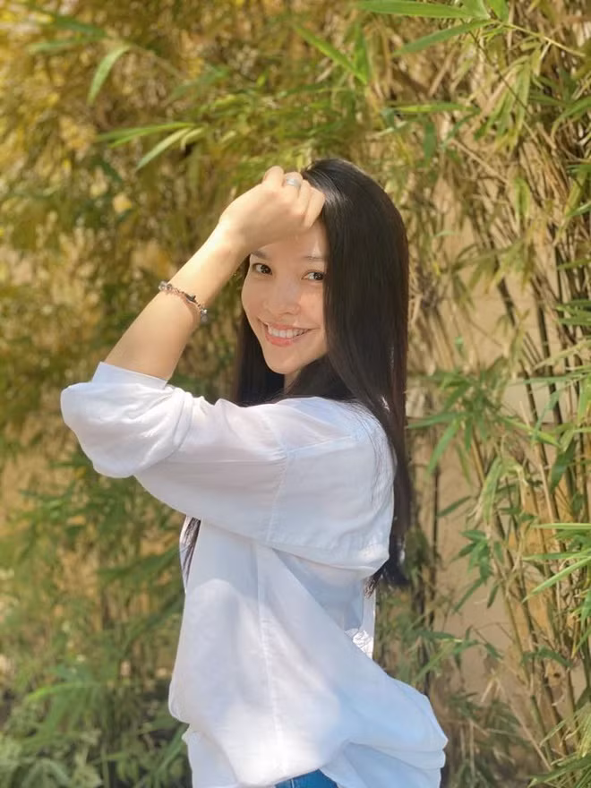 Đa số ý kiến khen Hiền Thục trẻ hơn tuổi thực, thần thái rạng rỡ. "Mẹ Gia Bảo đẹp như cô gái tuổi 20", "Chị vẫn trẻ quá", "Cho em xin bí quyết dưỡng da và tóc"... là một số bình luận từ fan.