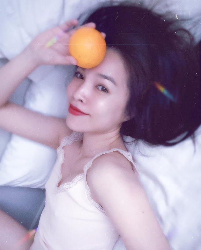 Theo ca sĩ Hiền Thục, việc giữ tinh thần thoải mái, vui vẻ cũng rất quan trọng. Cô không đặt nặng vấn đề tuổi tác, luôn nghĩ mình mới mười tám, đôi mươi. Cách suy nghĩ này giúp cô sống lạc quan, hạnh phúc hơn.