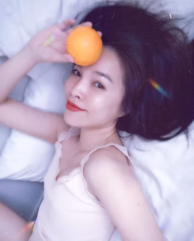 Theo ca sĩ Hiền Thục, việc giữ tinh thần thoải mái, vui vẻ cũng rất quan trọng. Cô không đặt nặng vấn đề tuổi tác, luôn nghĩ mình mới mười tám, đôi mươi. Cách suy nghĩ này giúp cô sống lạc quan, hạnh phúc hơn.