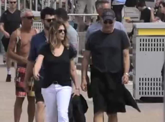 Ngày 6/3: Tờ Daily Mail đăng video ghi lại khoảnh khắc vợ chồng Tom Hanks mặc đồ khỏe khoắn đi dạo cùng bạn bè ở biển North Bondi, một vùng ngoại ô tại Australia. Trước đó một ngày, Wilson có buổi biểu diễn ở Trung tâm văn hóa South Bank, thành phố Brisbane.