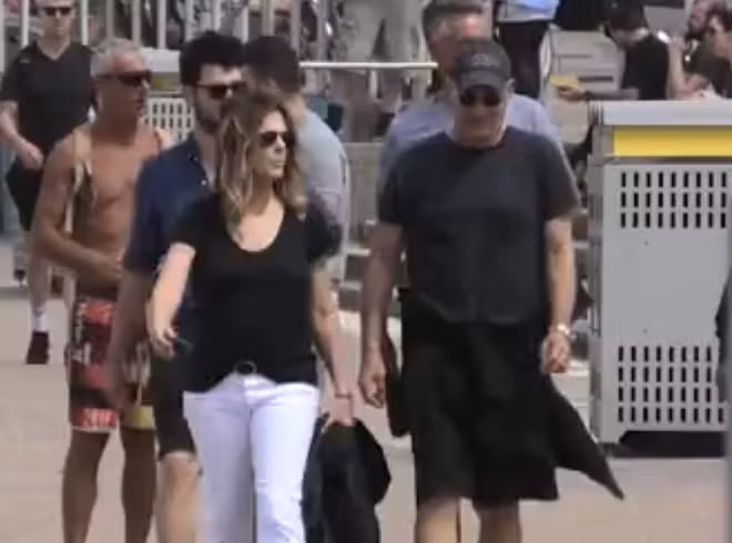 Ngày 6/3: Tờ Daily Mail đăng video ghi lại khoảnh khắc vợ chồng Tom Hanks mặc đồ khỏe khoắn đi dạo cùng bạn bè ở biển North Bondi, một vùng ngoại ô tại Australia. Trước đó một ngày, Wilson có buổi biểu diễn ở Trung tâm văn hóa South Bank, thành phố Brisbane.