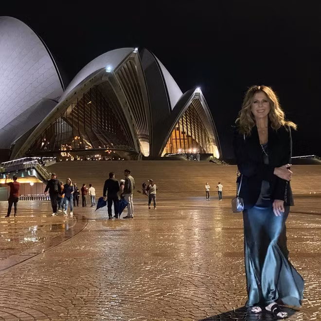 Ngày 7/3: Wilson đến nhà hát Opera Sydney để biểu diễn. Đại diện nhà hát xác nhận ca sĩ 64 tuổi có mặt trong phòng Utzon với sự tham gia của khoảng 207 người khác, trong đó có cả Hanks. Hiện, nhà hát đã làm việc với bộ y tế và cơ quan chức năng để tiến hành cách ly những người đã tiếp xúc với cặp sao.