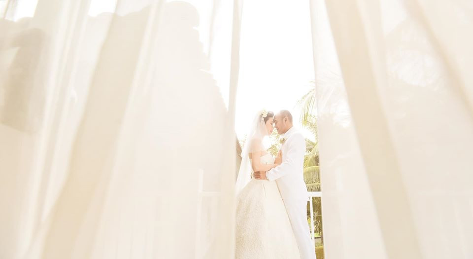 Trong loạt ảnh cưới, Xuân Lan và chú rể có những khoảnh khắc vô cùng tình cảm.