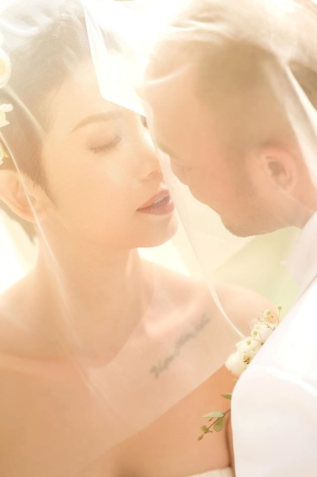  Tiệc cưới Xuân Lan được tổ chức ngoài trời vô cùng lãng mạn với sự tham gia của những người thân thiết nhất với vợ chồng siêu mẫu.