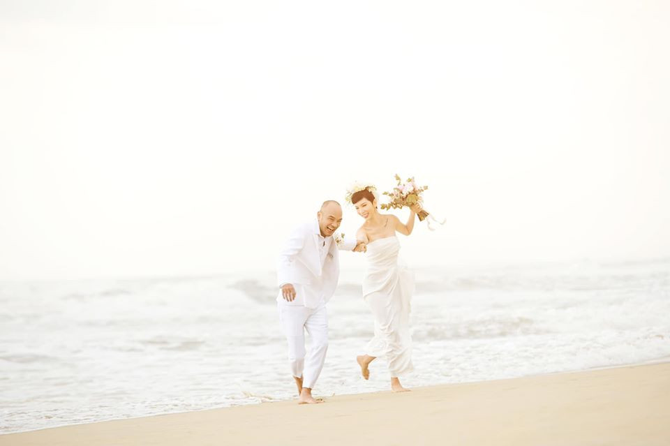 Khoảnh khắc đẹp bên bờ biển của Xuân Lan khi diện váy cô dâu.