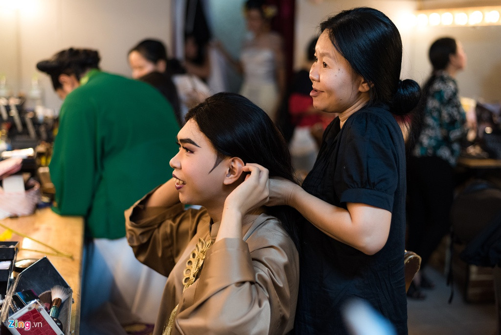 Minh Dự về sân khấu diễn sau khi tạo được dấu ấn trong chương trình Thách thức danh hài, Cười xuyên Việt. Minh Dự cho hay mỗi dịp Tết, anh phải làm việc vất vả gấp ba lần bình thường bởi thời gian đứng trên sân khấu kéo dài từ trưa đến khuya. Năm 2019, anh diễn 3 suất tại sân khấu Thế giới Trẻ. Ngoài ra, anh còn chạy show các tụ điểm trong TP.HCM. Diễn liên tục, nói nhiều nên nam diễn viên bị khan tiếng, thiếu ngủ.