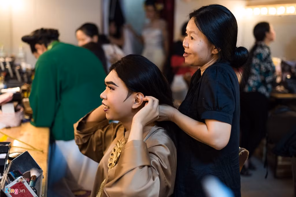 Minh Dự về sân khấu diễn sau khi tạo được dấu ấn trong chương trình Thách thức danh hài, Cười xuyên Việt. Minh Dự cho hay mỗi dịp Tết, anh phải làm việc vất vả gấp ba lần bình thường bởi thời gian đứng trên sân khấu kéo dài từ trưa đến khuya. Năm 2019, anh diễn 3 suất tại sân khấu Thế giới Trẻ. Ngoài ra, anh còn chạy show các tụ điểm trong TP.HCM. Diễn liên tục, nói nhiều nên nam diễn viên bị khan tiếng, thiếu ngủ.