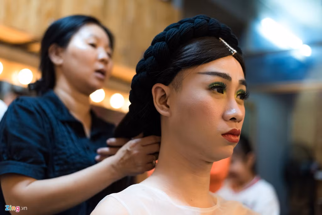 Hải Triều trước khi đến với nghề diễn đã làm trang điểm. Nam diễn viên hài và BB Trần là cặp đôi diễn ăn ý trên sân khấu thời gian qua. Anh đã gắn bó với Thế giới Trẻ suốt 8 năm và đi lên từ những vai diễn rất nhỏ, thậm chí không có lời thoại.