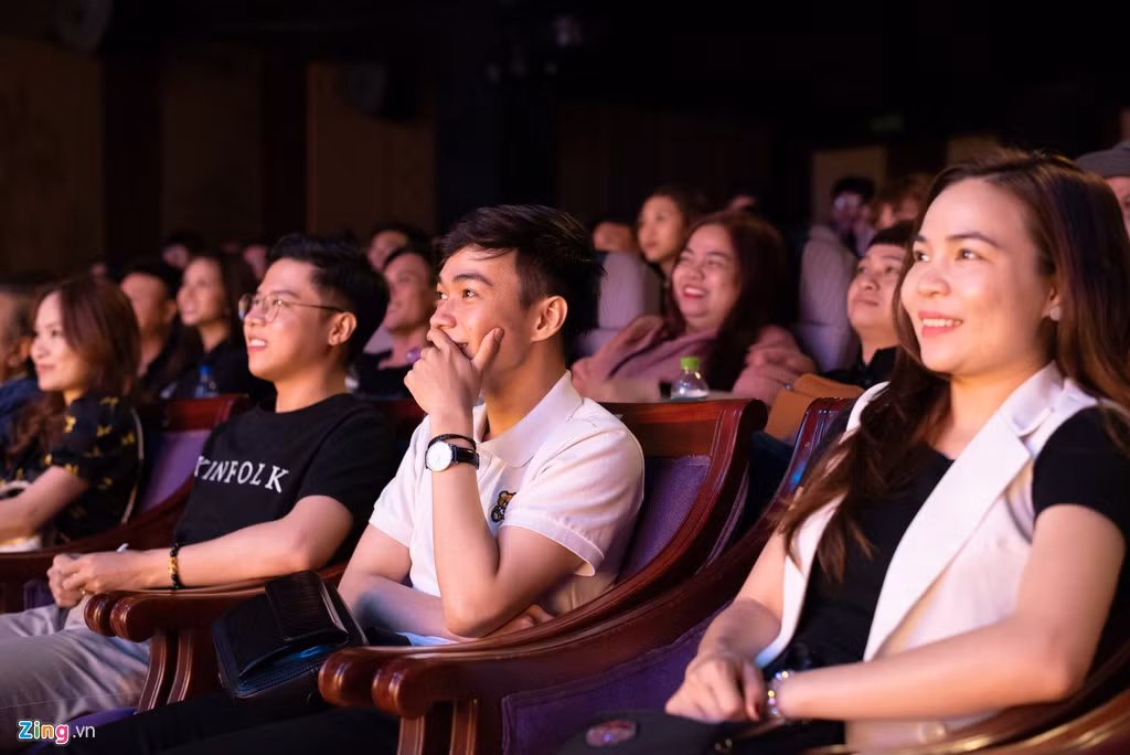 Với mỗi mảng miếng hài của nghệ sĩ đều nhận được sự ủng hộ của khán giả. Khán giả Minh Hoàng cho hay: "Tôi xem kịch ở đây nhiều năm rồi. Tôi thích cách dàn dựng trẻ trung và vui nhộn ở sân khấu. Mỗi lần đi xem kịch tôi cảm thấy được thư giãn vì cười quá nhiều".