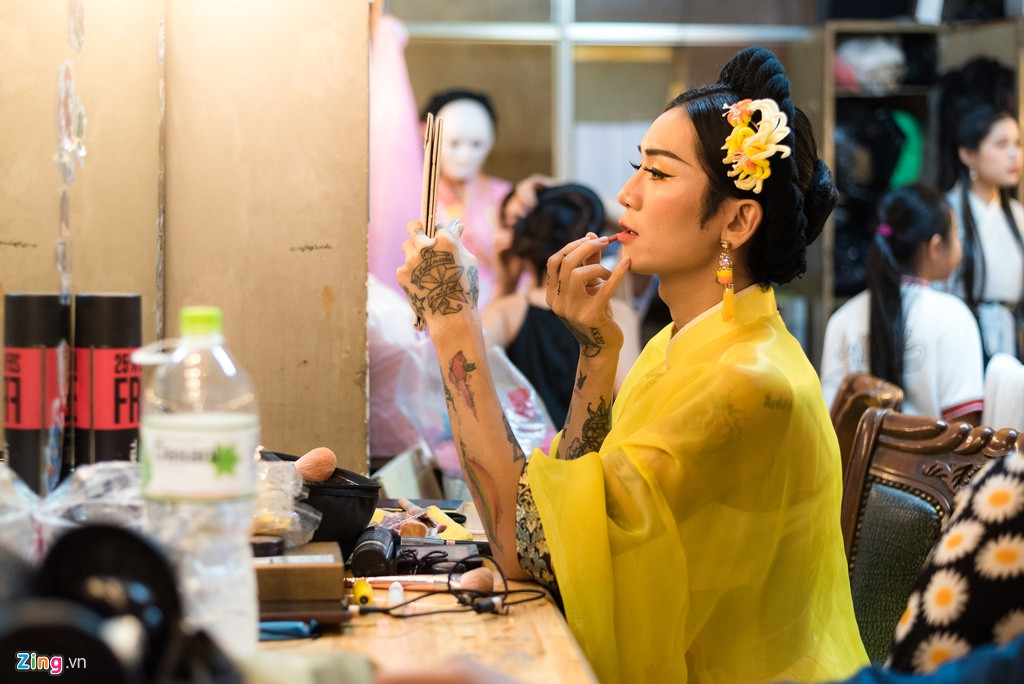 Vở kịch mở màn lúc 20h, từ 19h, dàn diễn viên đã có mặt tại hậu trường, chuẩn bị trang điểm, làm tóc. Nếu mỗi đoàn phim đều có chuyên gia make up cho nghệ sĩ thì ở sân khấu, diễn viên là chuyên gia của chính mình. Chỉ khi làm tóc, họ mới nhờ tới sự trợ giúp của ê-kíp.