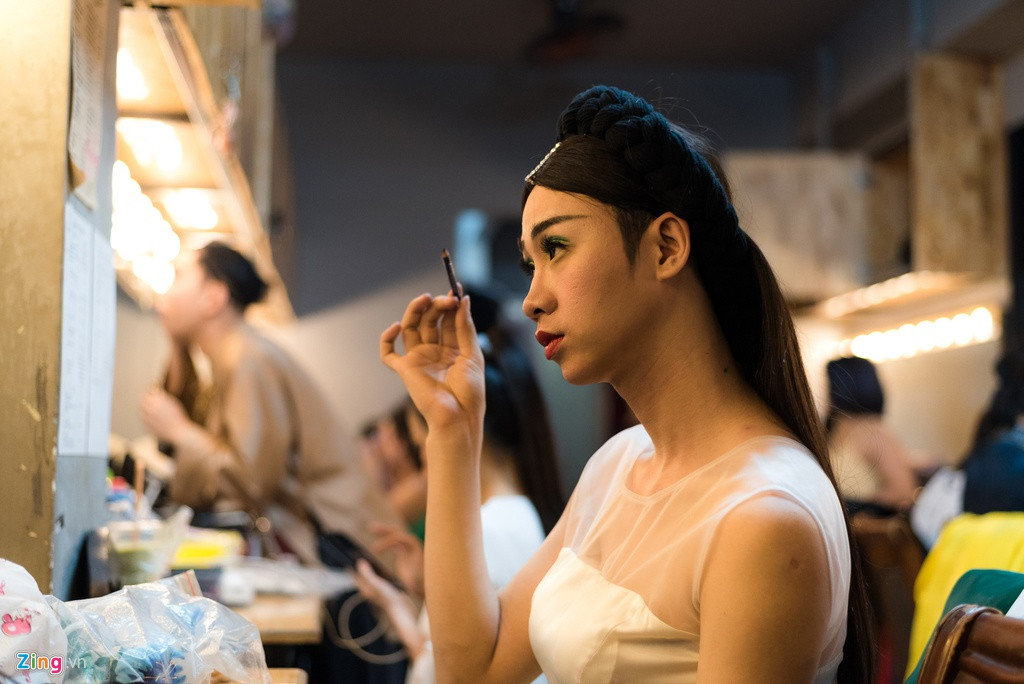 Hải Triều cho biết nhiều năm qua anh không về quê đón Tết cùng gia đình vì lịch diễn dày đặc ở sân khấu. Vào dịp Tết, một ngày, sân khấu Thế giới Trẻ có 2-3 suất diễn.