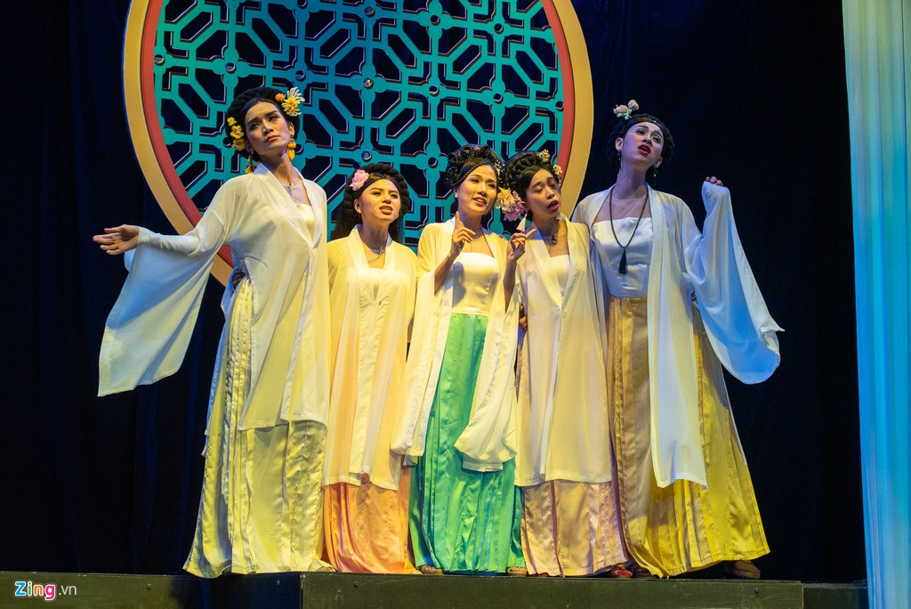 Đạo diễn Ngọc Hùng cho biết Cuộc chiến sắc đẹp đã được khán giả ủng hộ trong thời gian qua. Vở diễn nói về khát vọng đổi đời của các cô gái. Ban đầu, họ là những cô gái xấu xí, bị xua đuổi nên phải vào rừng sống. Đến khi họ gặp một dòng suối thần, trở nên xinh đẹp và được vào cung vua, họ lại bắt đầu thay đổi tâm tính. Họ đấu tranh, giành giật để được sủng ái, có quyền lợi.